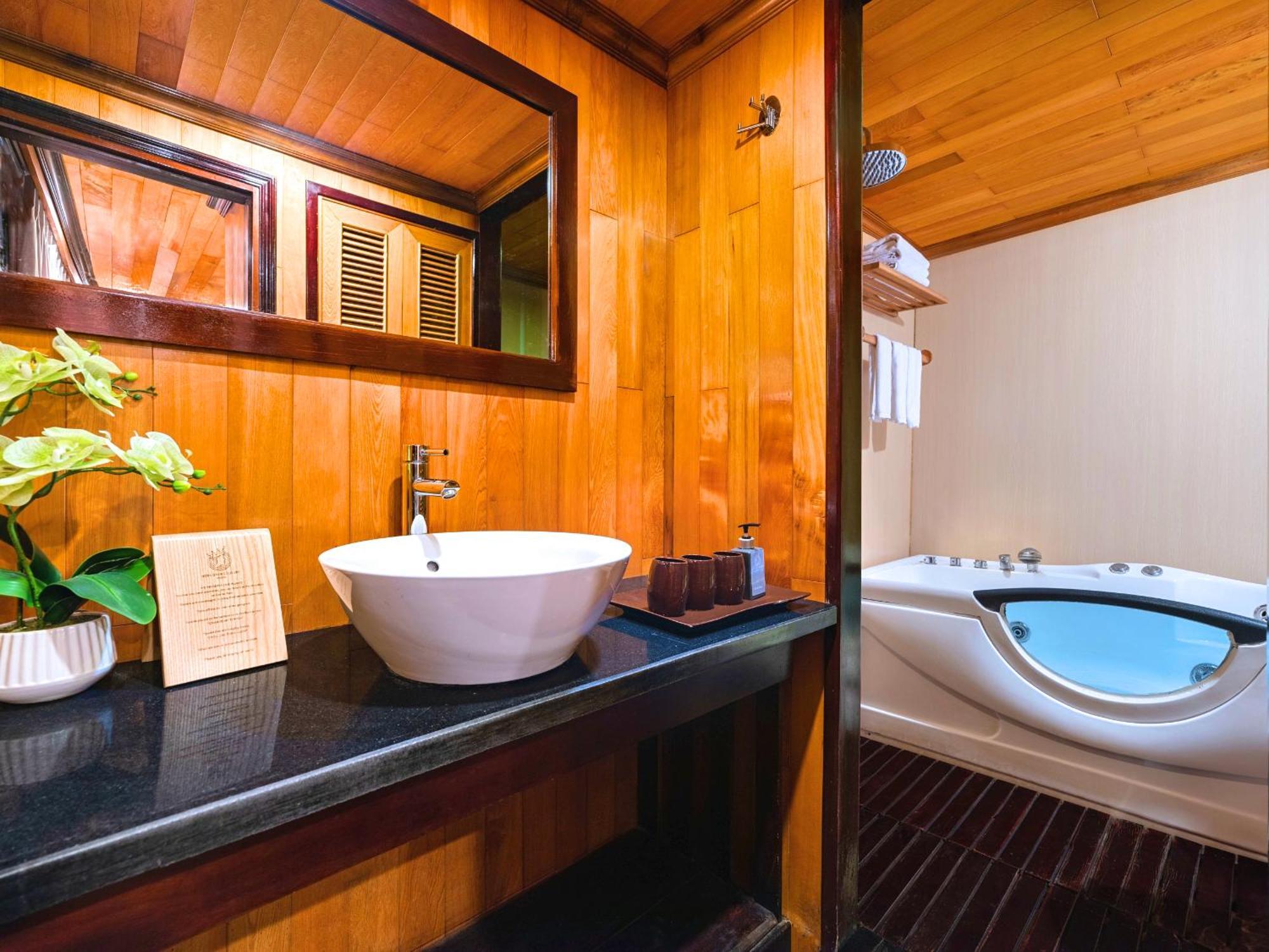 Hera Boutique Cruise Ha Long Bay Hotel Exterior photo